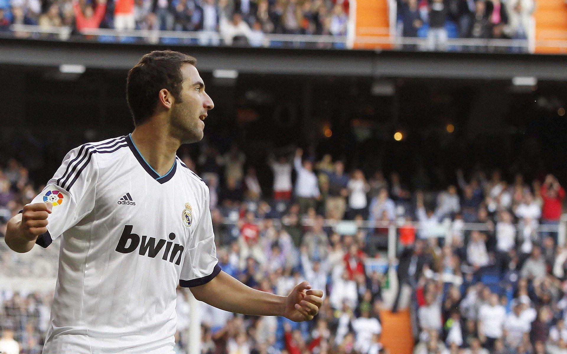 关键封盖引发争议升级！阿丘瓦防守动作过激，裁判回看判定一级恶意犯规